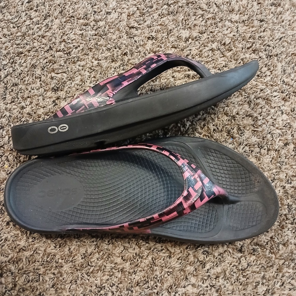 OOFOS Womens 8 OOlala Thong Sandals Flip Flops Pink Geometric Pattern Black